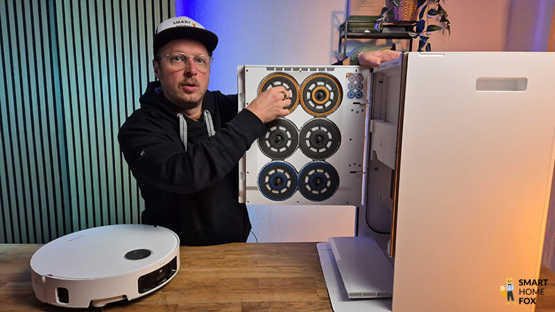 Der Dreame Matrix 10 Ultra fährt in die Station zum automatischen Mop-Wechsel.